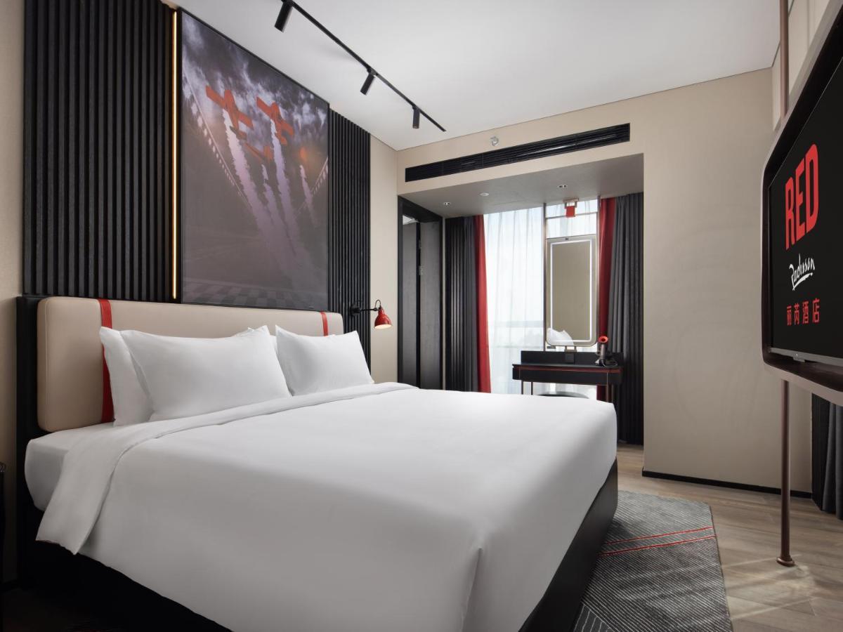 Radisson Red Hotel Zhuhai Gongbei Port Exterior photo