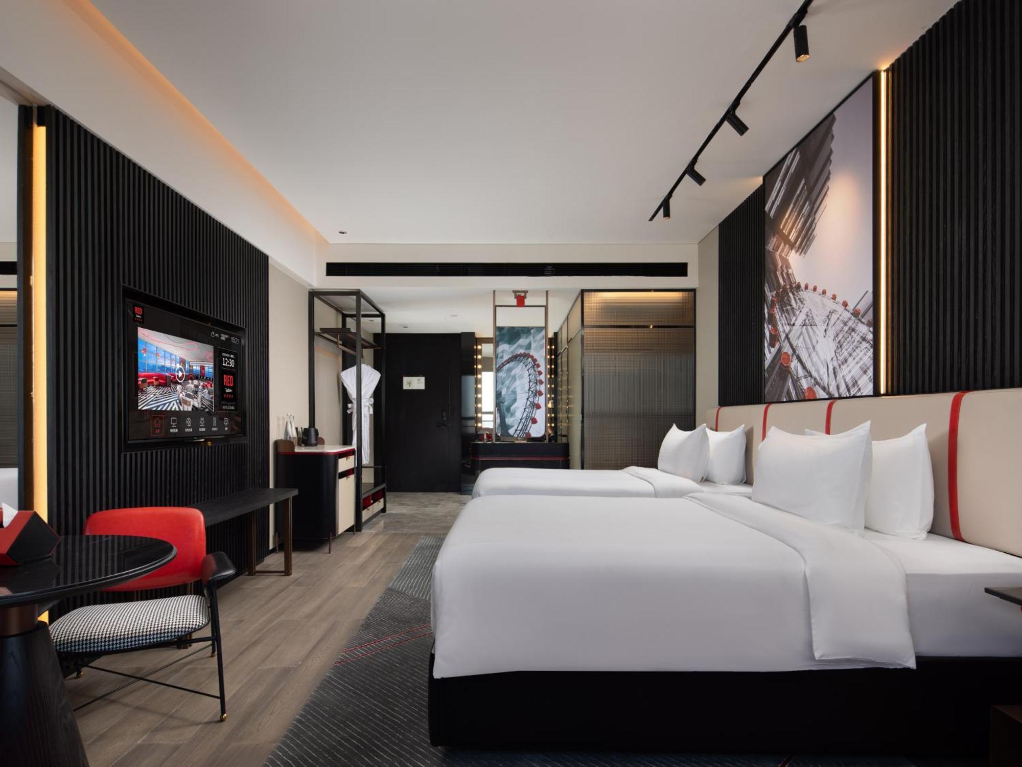 Radisson Red Hotel Zhuhai Gongbei Port Exterior photo