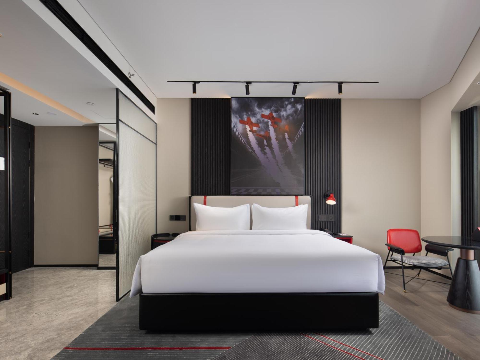 Radisson Red Hotel Zhuhai Gongbei Port Exterior photo